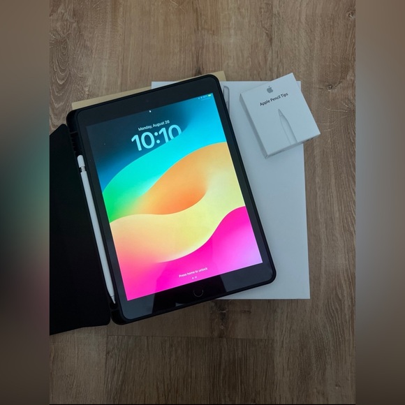 Apple iPad 9th Generation - Picture 2 of 11